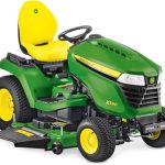 John Deere X590 Rasentraktor mit 137 cm Accel Deep Mähwerk, 23,1 PS Kawasaki EFI Motor, Hydrostat, Allradlenkung